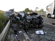 Bei diesem Verkehrsunfall am 7. August 2018 auf der A4 zwischen Goldau und Küssnacht kamen zwei Personen ums Leben, zwei weitere wurden schwer verletzt. (Bild: Kantonspolizei Schwyz)