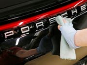 Der deutsche Autobauer Porsche kann finanziell weiterhin glänzen (Archivbild). (Bild: KEYSTONE/EPA/RONALD WITTEK)