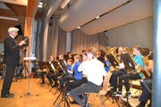 Die Jungmusikanten, Leitung Christian Schlegel, stellen ihr Können unter Beweis. (Bild: Adi Lippuner)