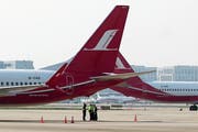 Crew-Mitglieder der Shanghai Airlines bei einer Boeing 737 Max 8 am Flughafen Shanghai-Hongqiao. (Bild: Keystone (12. März 2019))