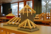 In der Aula des Berufs- und Weiterbildungszentrums Toggenburg sind die kleineren Modellarbeiten ausgestellt. Die grösseren befinden sich auf dem Vorplatz. (Bild: Anne-Sophie Walt)