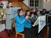 Bettina Lusti (links) trat als Solosängerin an der Unterhaltung der Musikgesellschaft Ennetbühl auf. (Bild: Franz Steiner)