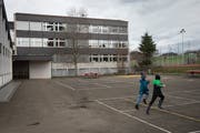 Bei einer Erweiterung des Ebnet-Schulhauses könnten hier bald über 300 Kinder zur Schule gehen. (Bild: Ralph Ribi, 31. März 2015)