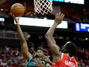 Clint Capela setzt zum Block gegen Charlottes Dwayne Bacon an (Bild: KEYSTONE/AP/DAVID J. PHILLIP)
