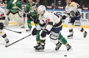 Kenny Ryan (hinten, gegen La Chaux-de-Fonds’ Patrick Zubler) ist nach zwei Spielsperren für die zweite Halbfinal-Partie vom Mittwochabend wieder in der Aufstellung des HC Thurgau. (Bild: Mario Gaccioli, Weinfelden, 21. Dezember 2018)