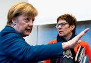 Die Werteunion möchte im Berliner Kanzleramt lieber heute als morgen den Wechsel von Angela Merkel (links) zu Annegret Kramp-Karrenbauer (rechts). (Bild: Alexander Becher/EPA; Berlin, 12. Februar 2019)
