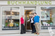 Bücher Dilller Sarnen und IG Buch Obwalden feiern im März das 10-jährige Jubiläum. Von links nach rechts Claudia Dillier, Buchhändlerin, Doris Mennel-Dillier, IG Buch, Geri Dillier, Inhaber und Alban Dillier, Geschäftsführer, vor dem Laden in Sarnen. (Bild:PD)