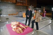 Skulpturen in der Kirche: Die Ausstellung «Himmlische Weibsbilder» fasziniert mit all ihren weiblichen Facetten. (Bild: PD)