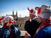 Kleine und grosse Basler Fasnächtler bereiten sich am Fasnachtsdienstag aufs «Gässle» vor. (KEYSTONE/Gian Ehrenzeller) (Bild: KEYSTONE/GIAN EHRENZELLER)