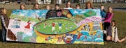Kunst verbindet: Schülerinnen und Schüler der Scuola Vivante präsentieren ihren Projektbeitrag. (Bild: PD)