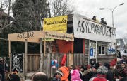 Der Wagen «Asylparadies Schweiz» beim Aadorfer Fasnachtsumzug 2018. (Bild: Andri Rostetter)