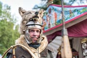 Ein römischer Legionär während der Museumsnacht 2014 im St.Galler Stadtpark. Als Zeichen seines Ranges trägt der höherer Unteroffizier ein Wolfsfell. (Bild: Hanspeter Schiess - 7. September 2014)