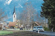 Auf der alten Altstätterstrasse möchte der Gemeinderat den Verkehr massiv verlangsamen – weit ins Riet hinaus. Auf diese Weise möchte er den Durchgangsverkehr auf die Umfahrungsstrasse und die Autobahn bringen. (Bild: Max Tinner)