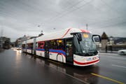 Ein 1er-Bus auf der Luzerner Seebrücke: Die Verlängerung der Linie bis nach Ebikon wird gemäss dem Nationalrat vom Bund unterstützt. (Bild: Roger Grütter, 3. Dezember 2014)
