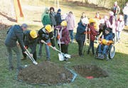 Schüler des Heilpädagogischen Zentrums verbuddeln die Kiste mit ihren Wünschen drin. (Bild: Raphael Biermayr (Hagendorn, 12. März 2019))