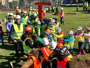 Kräne und Bauwagen aus Pappe, Helme und Sicherheitswesten: Die Kinder hatten sich für den Bauauftakt vieles einfallen lassen.