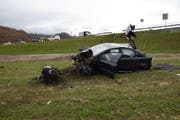 Drei mutmassliche Einbrecher bauten im vergangenen November einen schweren Unfall auf der A8, nachdem sie vor einer Verkehrskontrolle geflüchtet waren. (Bild: Kantonspolizei Obwalden)