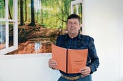 This Vetsch hat bereits neun Theaterstücke geschrieben. Inspiration fürs Schreiben holt er in der Natur. (Bild: Alexandra Gächter)