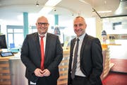 Bankleiter Eric Bischofberger und Privatkundenleiter Roman Kaiser in der Schalterhalle der Rickenbacher Raiffeisenbank. (Bild: Olaf Kühne)
