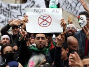 Die Freude über den Verzicht Bouteflikas auf eine 5. Amtszeit waren nur von kurzer Dauer. Jetzt gegen sie erneut auf die Strasse. (Bild: Keystone/EPA/MOHAMED MESSARA)