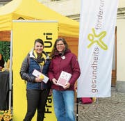 Machen auf freiwillige Pflegearbeit aufmerksam: Miriam Christen-Zarri, Kantonalpräsidentin Frauenbund Uri (links), und Eveline Lüönd, Programmleiterin «Gesund ins Alter», Gesundheitsförderung Uri. (Bild: PD)