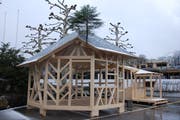 Teils wurden die Bauten mit einem Kran auf den Platz gehievt. (Bild: Anne-Sophie Walt)