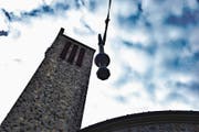Mit einem Seilzug ging es für die alten Klöppel hinunter und für die neuen nach der Segnung durch Gregor Cacur hinauf. (Bild: Bilder: Remo Zollinger)