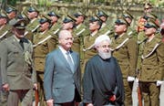 Iraks Präsident Barham Salih (links) beim montäglichen Staatsempfang seines iranischen Amtskollegen Hassan Rohani. (Bild: Ahmed Jalil/EPA (Bagdad)