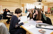Jasmin Abächerli und Özlem Celik (rechts) lassen an der Jobmesse im Lorzensaal ihre Lebensläufe beim CV-Check von Susanne Teismann (links) anschauen. (Bild: Stefan Kaiser (Cham, 12. März 2019))