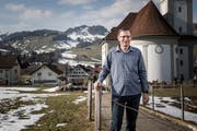 Urs Corradini – hier vor der Pfarrkirche Johannes und Paulus in Schüpfheim – leitet seit sechs Jahren den Pastoralraum Mittleres Entlebuch. (Bild: Manuela Jans-Koch, 22. Februar 2019)