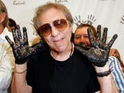 Der Schlagzeuger Hal Blaine verewigte sich 2008 auf Hollywood's RockWalk in Los Angeles: Er spielte für Musikstars wie Elvis, Presley oder die Beach Boys. Im Alter von 90 Jahren ist er gestorben. (Bild: KEYSTONE/AP/KEVORK DJANSEZIAN)