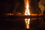 Die Funken in der Vorarlberger Gemeinde am Alten Rhein fallen jeweils besonders spektakulär aus. (Bild: OT-Archiv)