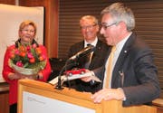 Vizepräsident Reto Hollenstein verabschiedet den Präsidenten, Kurt Brühwiler. (Bild: PD)