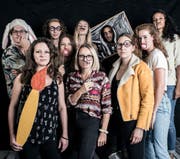 Das Organisationskomitee der «Kunstpause»: (hinten von links) Rafael Casaulta, Andri Urfer, Cina LuFràn, Philippe Brügger, Nora Nussbaumer; (vorne von links) Sam Heller, Kim Rindlisbacher, Laura Hürlimann, Aline Sägesser und Nadine Schrick. (Bild: PD)