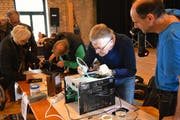 In der Aula Sandbänkli lassen professionelle Reparateure nichts unversucht, um schadhafte Geräte wieder zum Laufen zu bringen. (Bild: Helio Hickl)