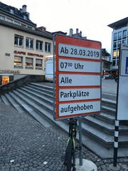 Die Parkplätze auf dem Marktplatz (vor Acrevis-Bankgebäude, auf der Nordseite des Platzes) und auf dem Blumenmarkt werden Ende März aufgehoben. Eine Signaltafel weist neuerdings auf diesen lange erwarteten Schritt hin. (Bild: Luca Ghiselli - 12. März 2013)