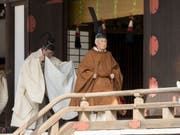 Kaiser Akihito auf seinem Weg zum Ritual im Tempel im Palast in Tokio, wo er seinen Vorfahren über die baldige Abdankung berichtet. (Bild: Keystone/AP)