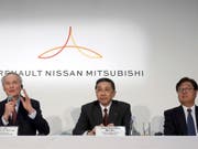 Die französisch-japanische Autoallianz aus Renault, Nissan und Mitsubishi wird nach dem Abgang von Carlos Ghosn von einem Vorstandsgremium mit Renault-Präsident Jean-Dominique Senard (links), Nissan-Chef Hiroto Saikawa (Mitte) und Mitsubishi Motors-Chef Osamu Masuko geführt. (Bild: KEYSTONE/AP/EUGENE HOSHIKO)