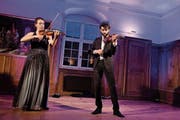 Die Geschwister Marie-Luise und Christoph Dingler ziehen mit ihrem virtuosen Geigenspiel das Publikum in ihren Bann. (Bild: Thomas Brack)