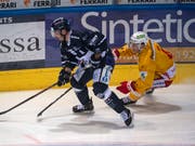 Ambris Matt D'Agostini wird vom Bieler Kevin Fey verfolgt (Bild: KEYSTONE/TI-PRESS/PABLO GIANINAZZI)
