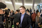 Bleibt im Zentrum des Interesses: Mike Egger will auch im zweiten Wahlgang für die SVP antreten. (Bild: Michel Canonica)