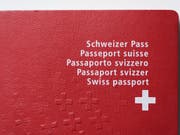 Seit einem Jahr können sich Ausländerinnen und Ausländer der dritten Generation erleichtert einbürgern lassen. Bisher haben 309 Personen über diesen Weg die Schweizer Staatsbürgerschaft erhalten. (Bild: Keystone/CHRISTIAN BEUTLER)