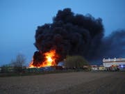 Wie spanische Medien berichteten, ging bei einem Recyclingbetrieb in der Gemeinde Alcorcón ein Lager für Holz, Papier und Kunststoff in Flammen auf. (Bild: KEYSTONE/EPA EFE/RODRIGO JIMENEZ)