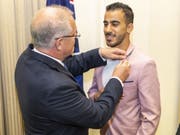 Der australische Ministerpräsident Scott Morrison gratuliert dem bahranisichen Fussballer Hakeem al-Araibi zu dessen frisch erlangter australischer Staatsbürgerschaft. (Bild: Keystone/EPA AAP/DANIEL POCKETT)