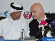 FIFA-Präsident Gianni Infantino (rechts) im Dialog mit Scheich Hamad bin Khalifa Al Thani, dem Chef des katarischen Fussballverbandes (Bild: KEYSTONE/EPA/STRINGER)