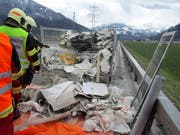 Die Feuerwehr löschte den Brand auf dem Anhänger schliesslich. (Bild: Kapo GL)