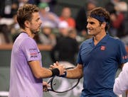 Roger Federer (rechts) liess sich gegen Stan Wawrinka nicht vom Kurs und von seiner Siegesserie (7 Spiele) abbringen (Bild: Mark J. Terril / AP)