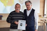 Ruedi Hunziker (links) wurde von Präsident Max Meinherz aus dem Vorstand verabschiedet und zum Ehrenmitglied ernannt. (Bild: Katharina Rutz)