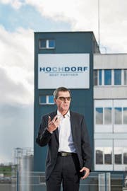 Im Gegenwind: Daniel Suter vor dem Firmenhauptsitz. (Bild: Eveline Beerkircher, Hochdorf, 13. März 2019)