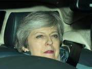 Premierministerin Theresa May am Dienstagabend beim Verlassen des Parlaments nach ihrer Niederlage. (Bild: KEYSTONE/EPA/FACUNDO ARRIZABALAGA)